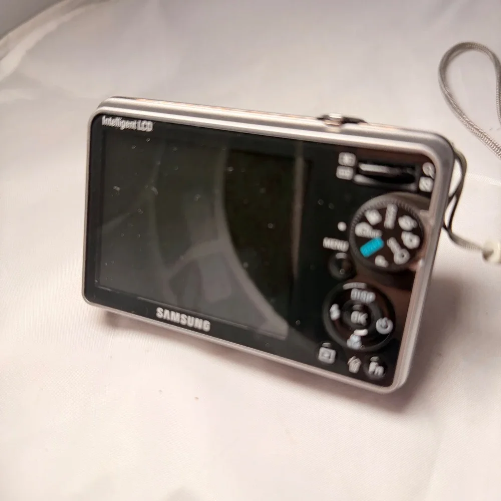 Samsung SL202 Digital Camera 10.2MP 3x Zoom Silver For Repair Bundle Powers On